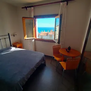 Habitacion En Casa Particular Con Vista Al Mar Habitación en casa particular La Cala Del Moral
